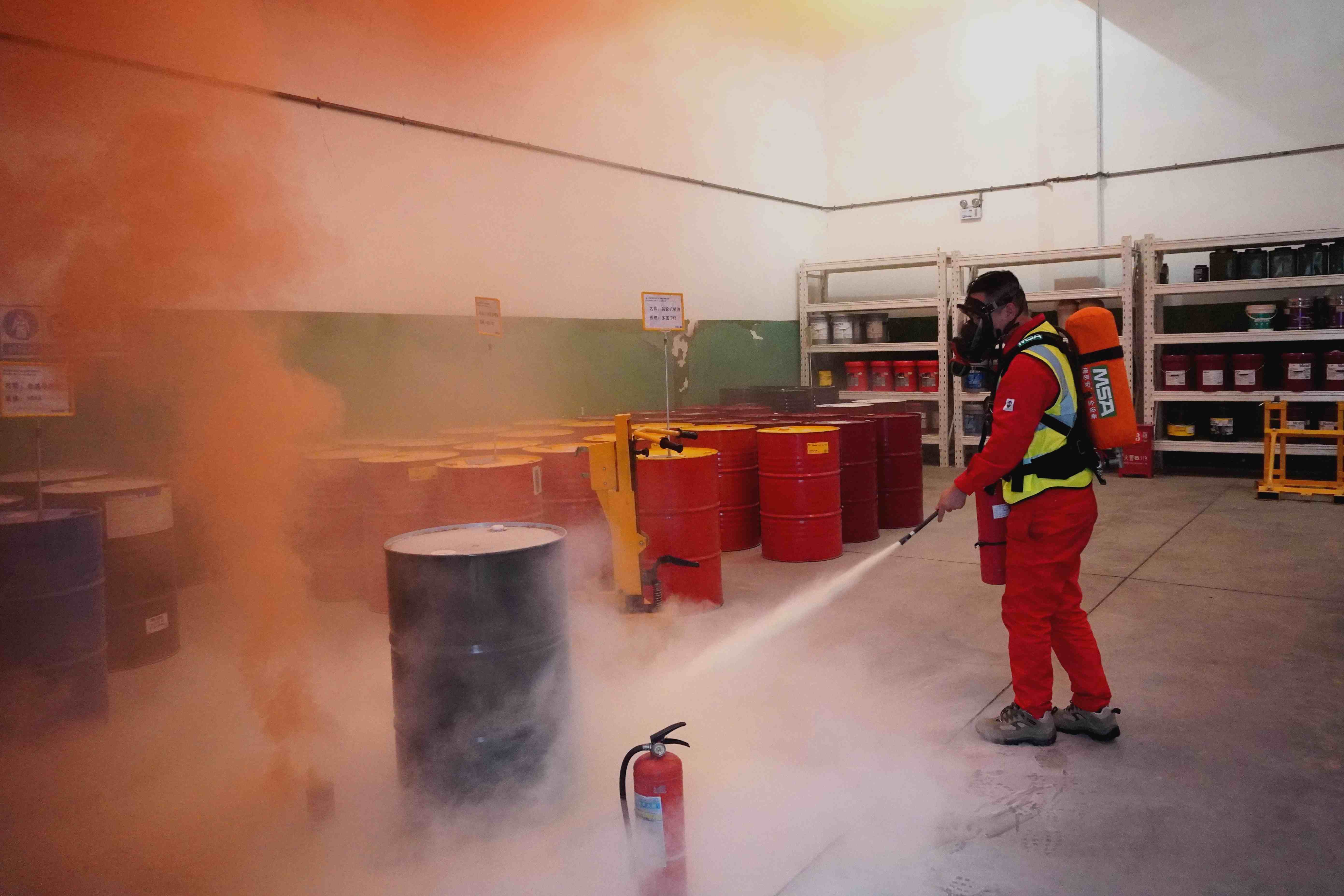 火災(zāi)前期使用滅火器進行滅火2.JPG